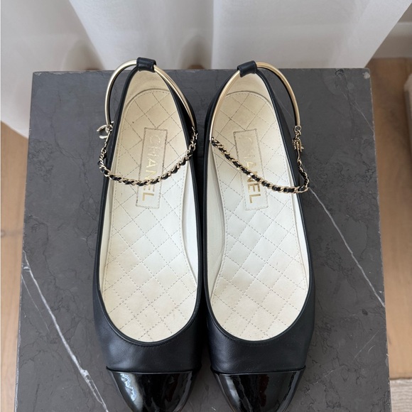 CHANEL Black Leather Cap-Toe Ballet Flats with Gold Chain Ankle Charm - Picture 5 of 9
